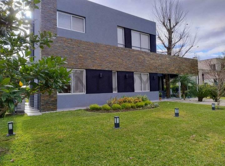 Casa · 225m² · 4 Ambientes · 2 Cocheras