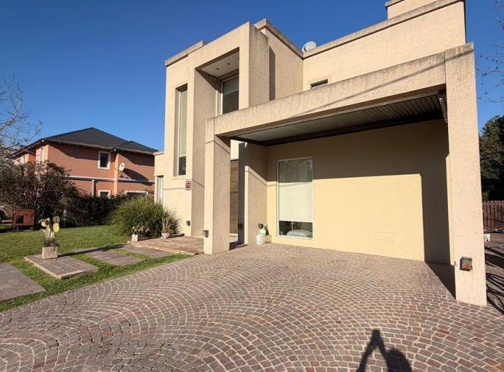 Casa · 240m² · 6 Ambientes · 4 Cocheras