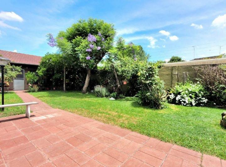 Casa · 235m² · 5 Ambientes · 2 Cocheras