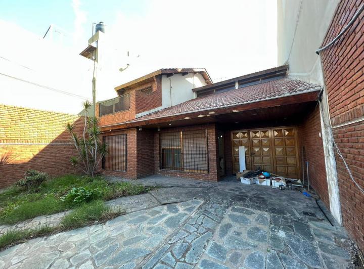 Casa · 200m² · 5 Ambientes · 2 Cocheras
