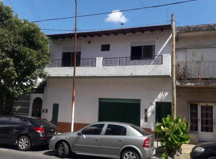 Casa · 240m² · 6 Ambientes · 4 Cocheras
