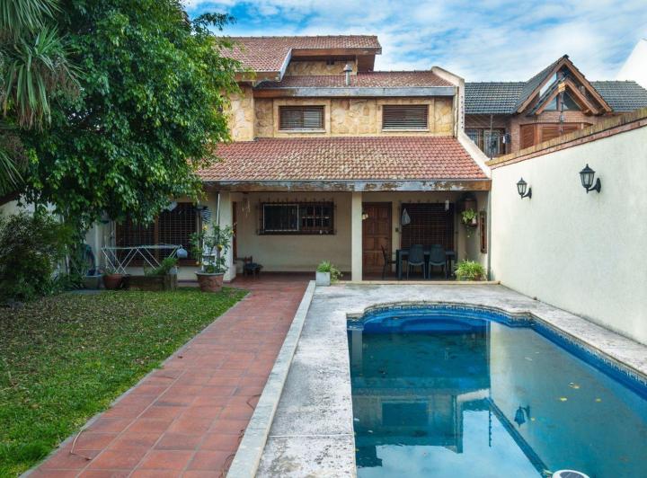 Casa · 275m² · 6 Ambientes · 3 Cocheras