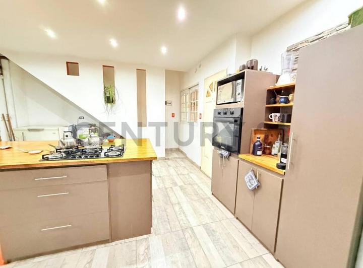 Casa · 231m² · 7 Ambientes · 2 Cocheras