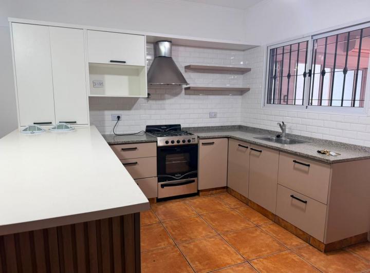 Casa · 180m² · 4 Ambientes · 3 Cocheras