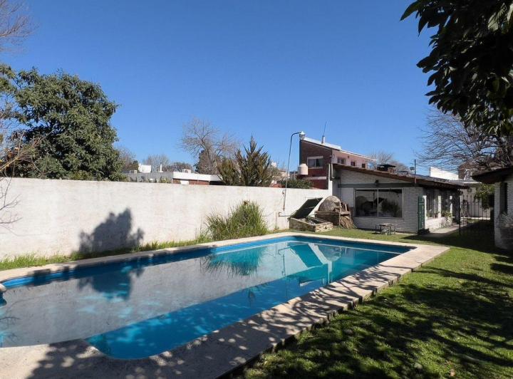 Casa · 328m² · 6 Ambientes · 2 Cocheras