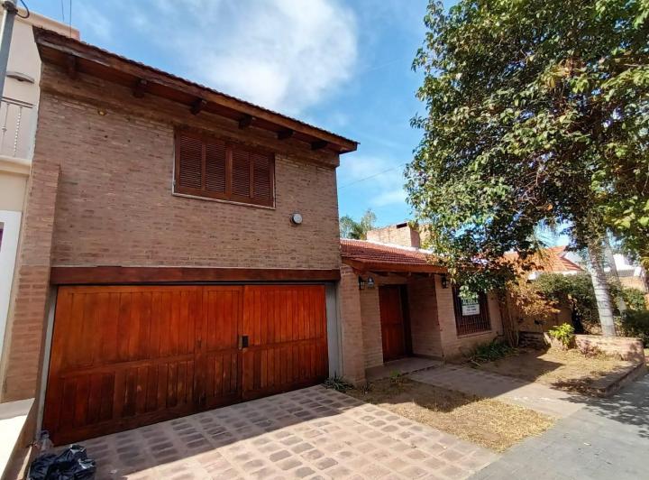 Casa · 300m² · 5 Ambientes · 2 Cocheras