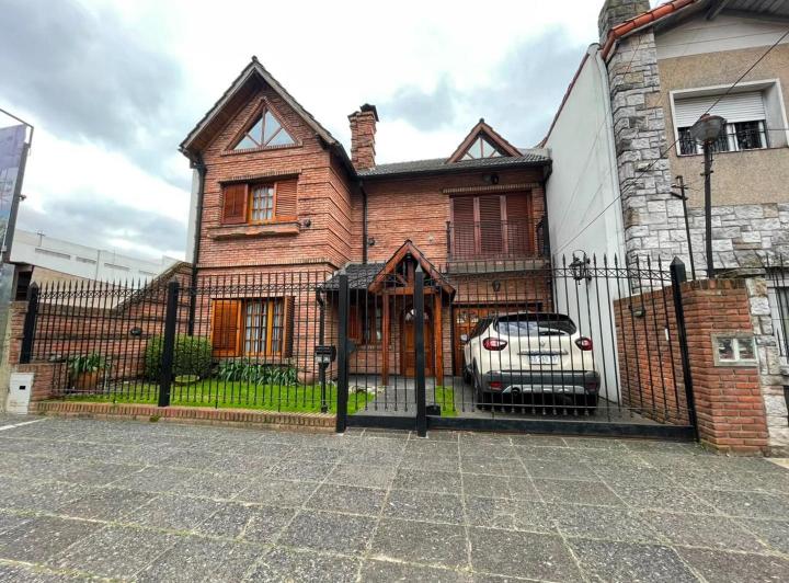 Casa · 340m² · 5 Ambientes · 3 Cocheras