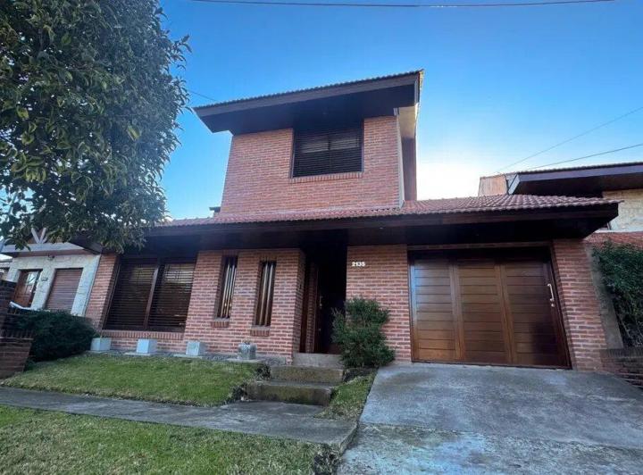 Casa · 210m² · 4 Ambientes · 2 Cocheras