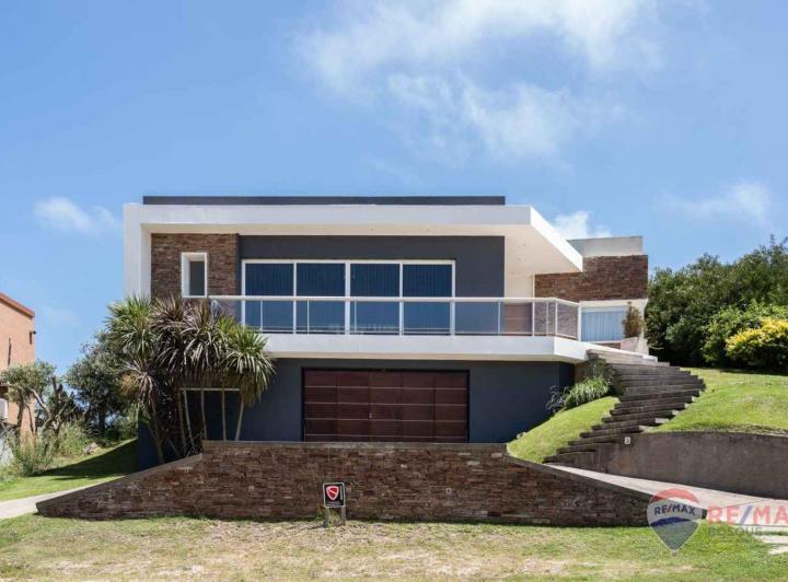 Casa · 221m² · 6 Ambientes · 2 Cocheras