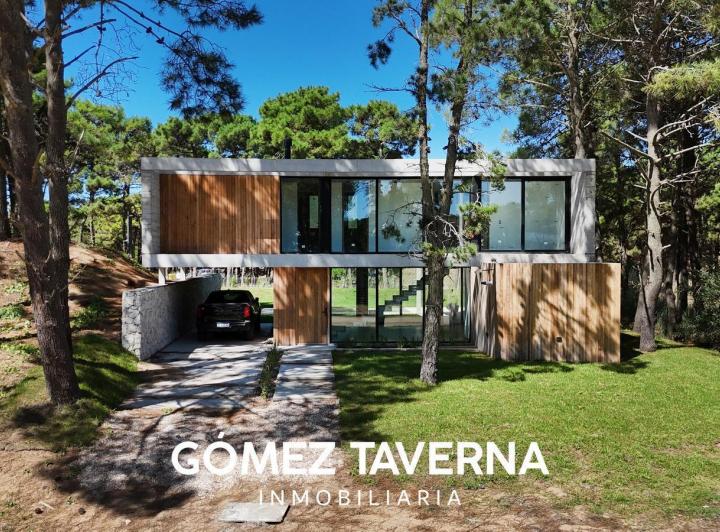 Casa · 930m² · 4 Ambientes · 1 Cochera