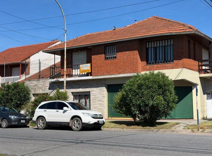 Casa · 300m² · 5 Ambientes · 2 Cocheras