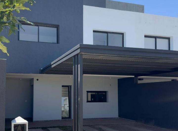 Casa · 153m² · 6 Ambientes · 2 Cocheras