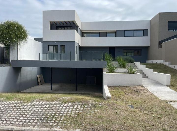 Casa · 300m² · 4 Ambientes · 2 Cocheras