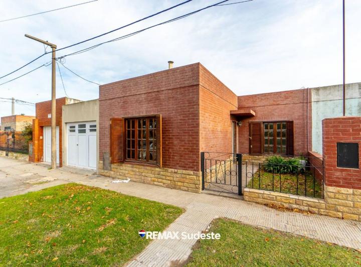 Casa · 81m² · 4 Ambientes · 2 Cocheras