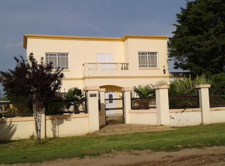 Casa · 275m² · 6 Ambientes · 3 Cocheras