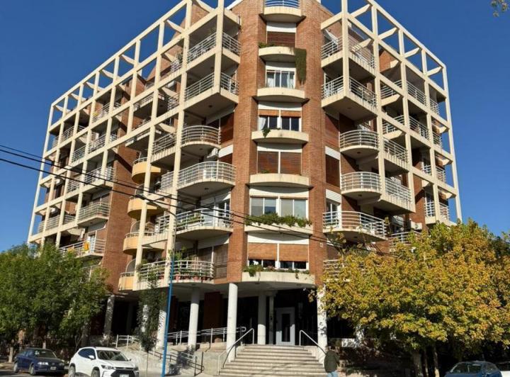 Departamento · 145m² · 6 Ambientes · 1 Cochera