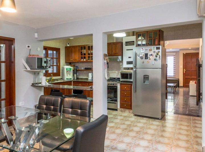 Casa · 240m² · 5 Ambientes · 1 Cochera
