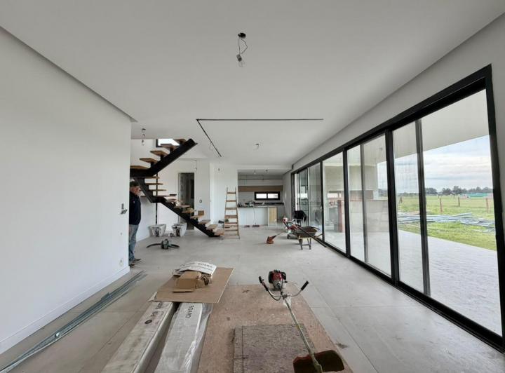 Casa · 230m² · 4 Ambientes · 1 Cochera