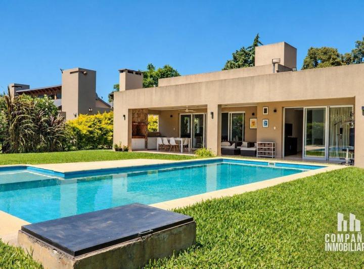 Casa · 280m² · 8 Ambientes · 2 Cocheras