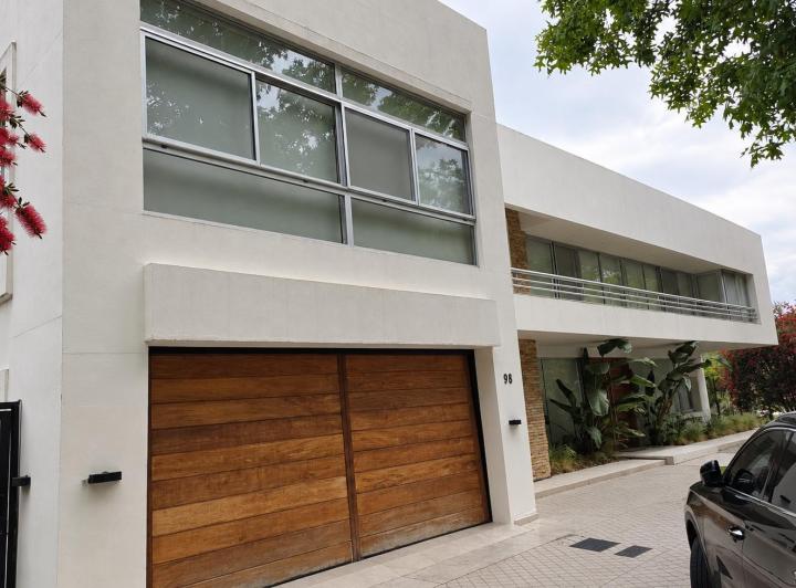 Casa · 550m² · 8 Ambientes · 2 Cocheras