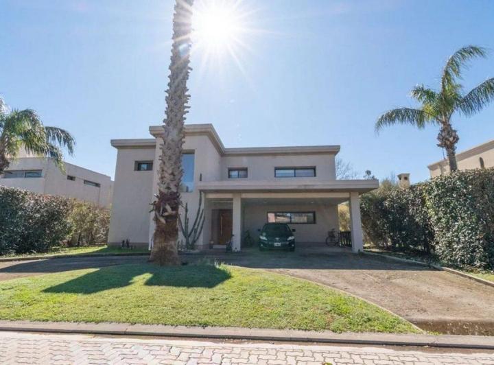 Casa · 210m² · 6 Ambientes · 2 Cocheras