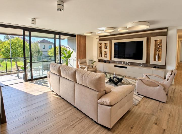 Departamento · 230m² · 8 Ambientes · 1 Cochera
