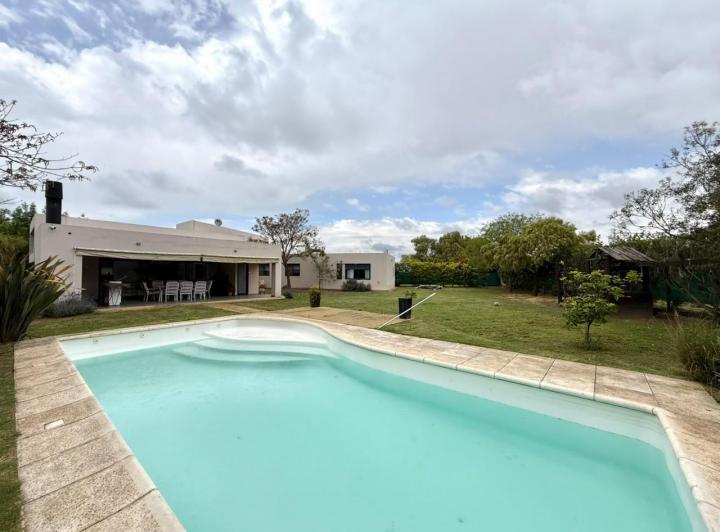 Casa · 280m² · 8 Ambientes · 3 Cocheras