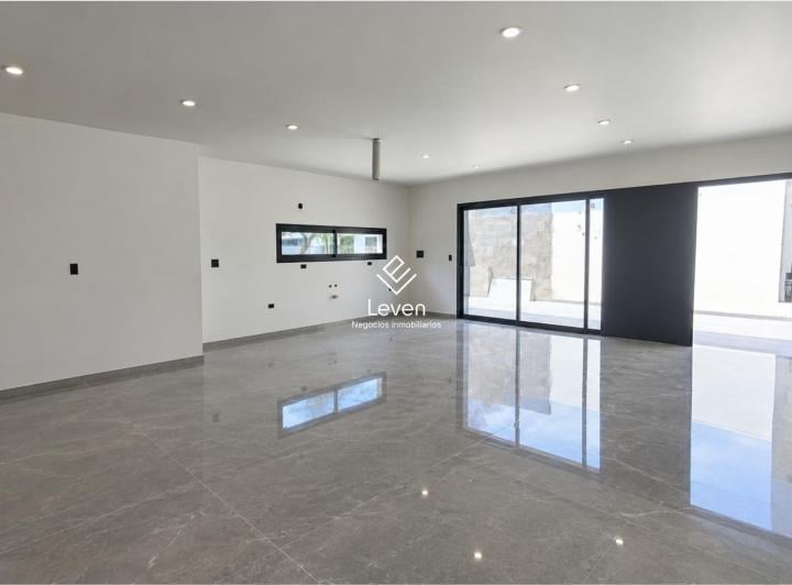 Casa · 150m² · 5 Ambientes · 2 Cocheras