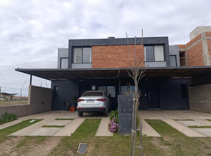 Casa · 157m² · 3 Dormitorios · 2 Cocheras
