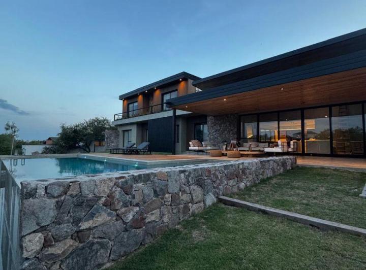 Casa · 600m² · 8 Ambientes · 3 Cocheras