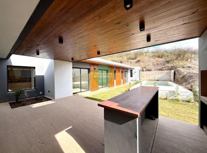 Casa · 311m² · 6 Ambientes · 2 Cocheras