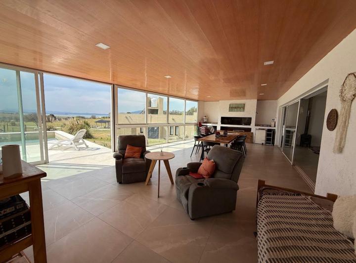 Casa · 148m² · 4 Ambientes · 2 Cocheras