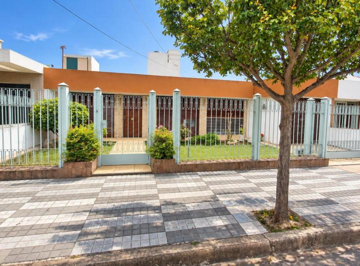 Casa · 160m² · 6 Ambientes · 1 Cochera