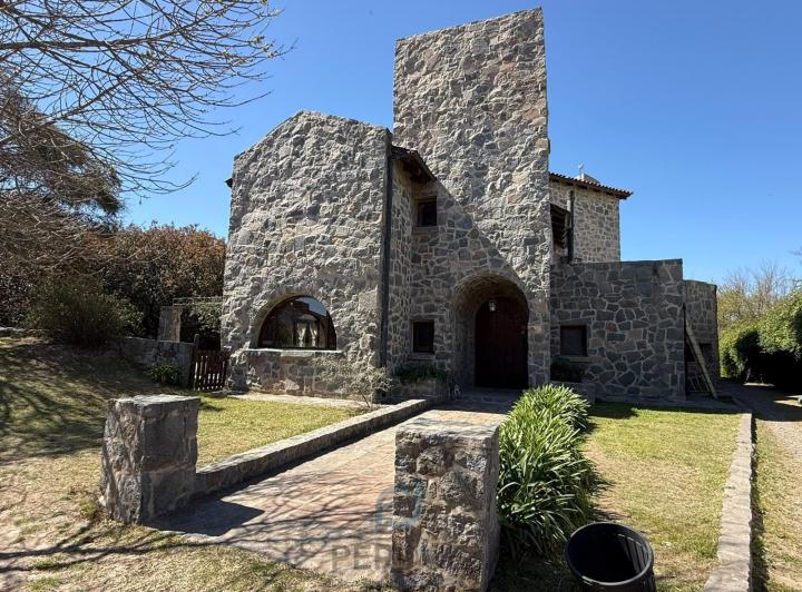 Casa · 320m² · 5 Ambientes · 3 Cocheras