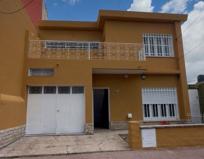 Casa · 1m² · 6 Ambientes · 1 Cochera