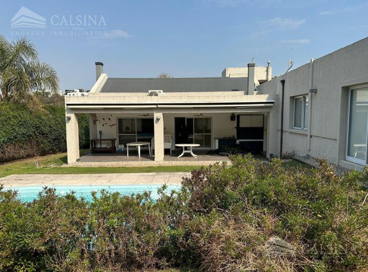 Casa · 300m² · 4 Ambientes · 2 Cocheras