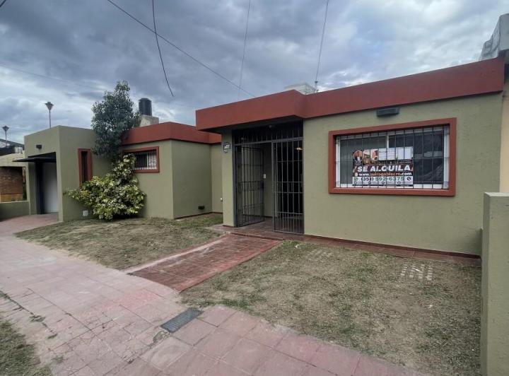 Casa · 140m² · 8 Ambientes · 2 Cocheras