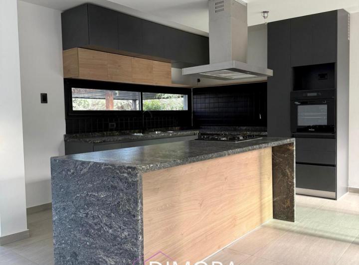 Casa · 200m² · 5 Ambientes · 2 Cocheras