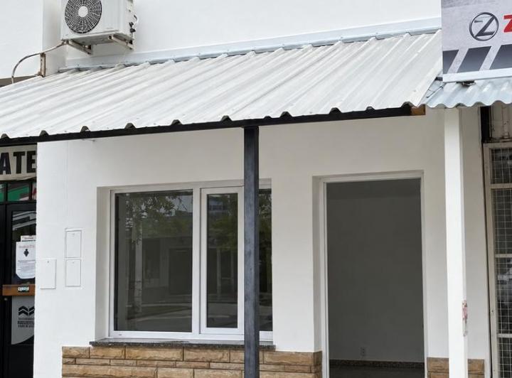 Local comercial · 105m² · 5 Ambientes · 8 Cocheras