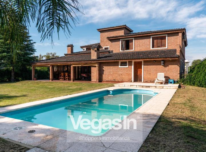 Casa · 445m² · 6 Ambientes · 1 Cochera