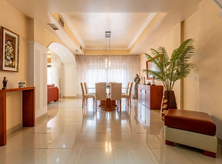 Casa · 230m² · 5 Ambientes · 3 Cocheras