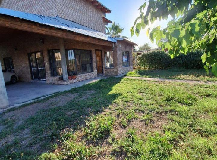Casa · 251m² · 2 Ambientes · 3 Cocheras
