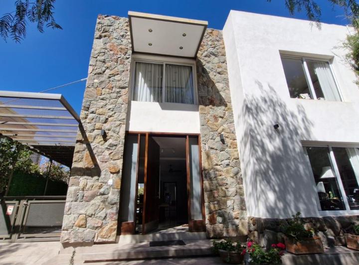 Casa · 220m² · 6 Ambientes · 2 Cocheras