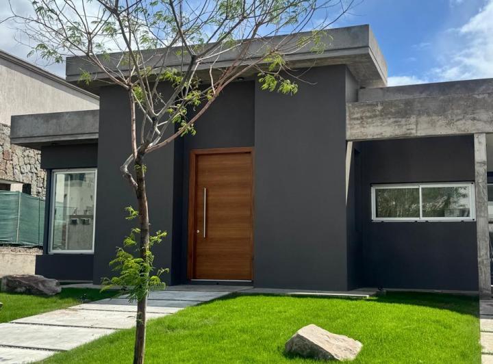 Casa · 220m² · 5 Ambientes · 2 Cocheras