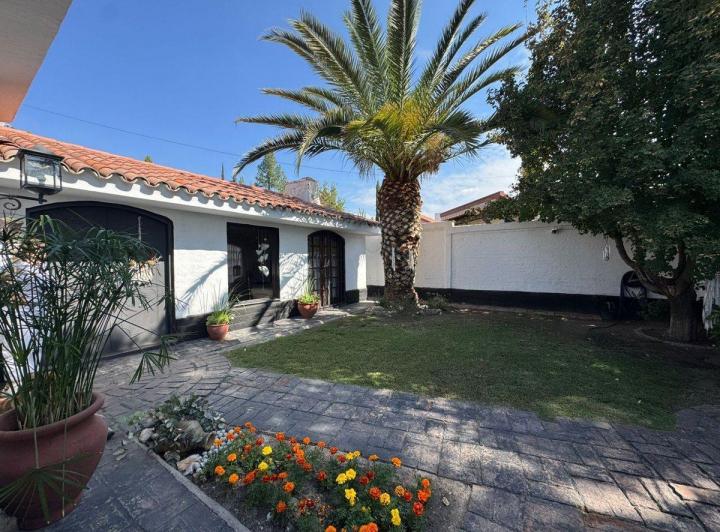 Casa · 180m² · 6 Ambientes · 2 Cocheras