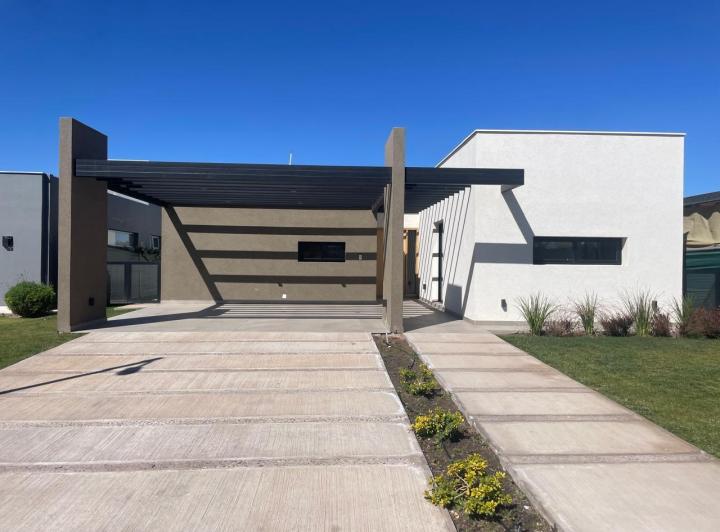 Casa · 219m² · 6 Ambientes · 2 Cocheras