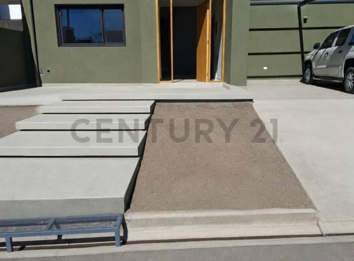 Casa · 170m² · 5 Ambientes · 2 Cocheras