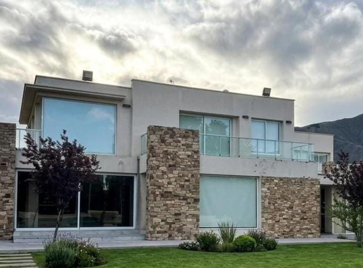 Casa · 420m² · 7 Ambientes · 3 Cocheras