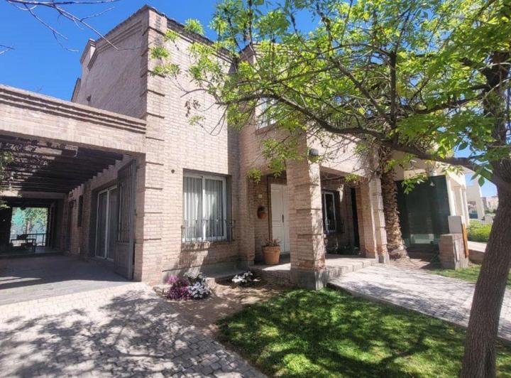 Casa · 220m² · 6 Ambientes · 2 Cocheras