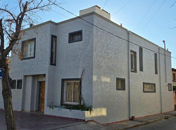 Casa · 200m² · 3 Dormitorios · 2 Cocheras